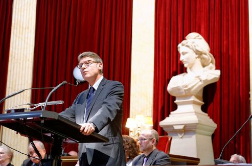 Vincent Peillon intervenant dans un temple du Grand Orient de France