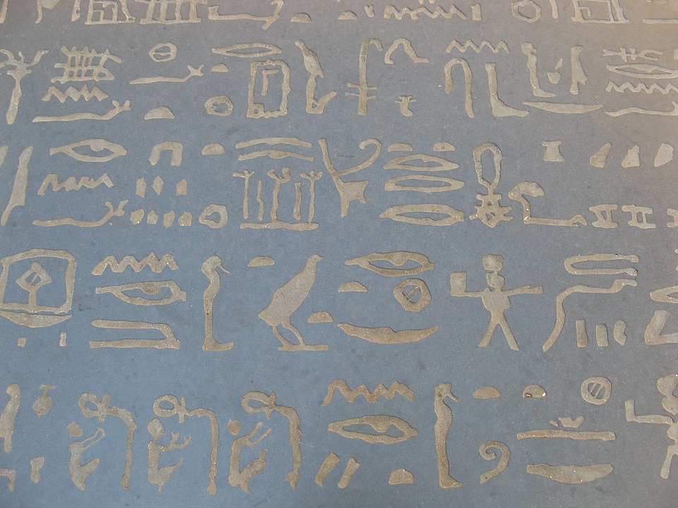 Champollion a-t-il vraiment traduit les hiéroglyphes ?