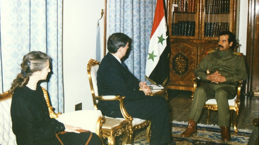 April Glaspie, ambassadrice américaine rencontrant Saddam Hussein