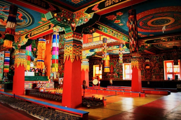 intérieur d'un temple bouddhique